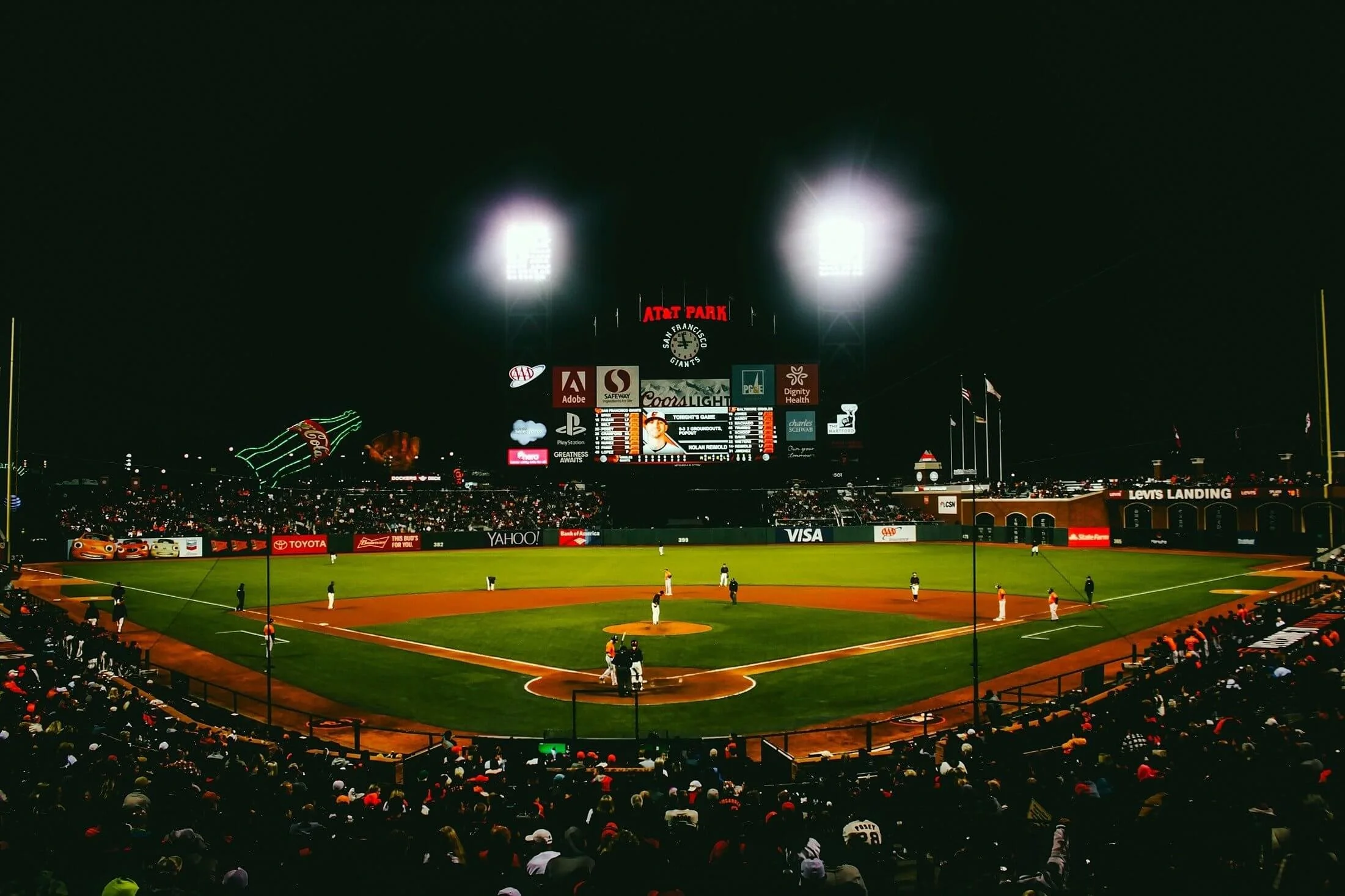 Baseball Game Full Of Fans for Uses of the Blockchain in the Sports Industry